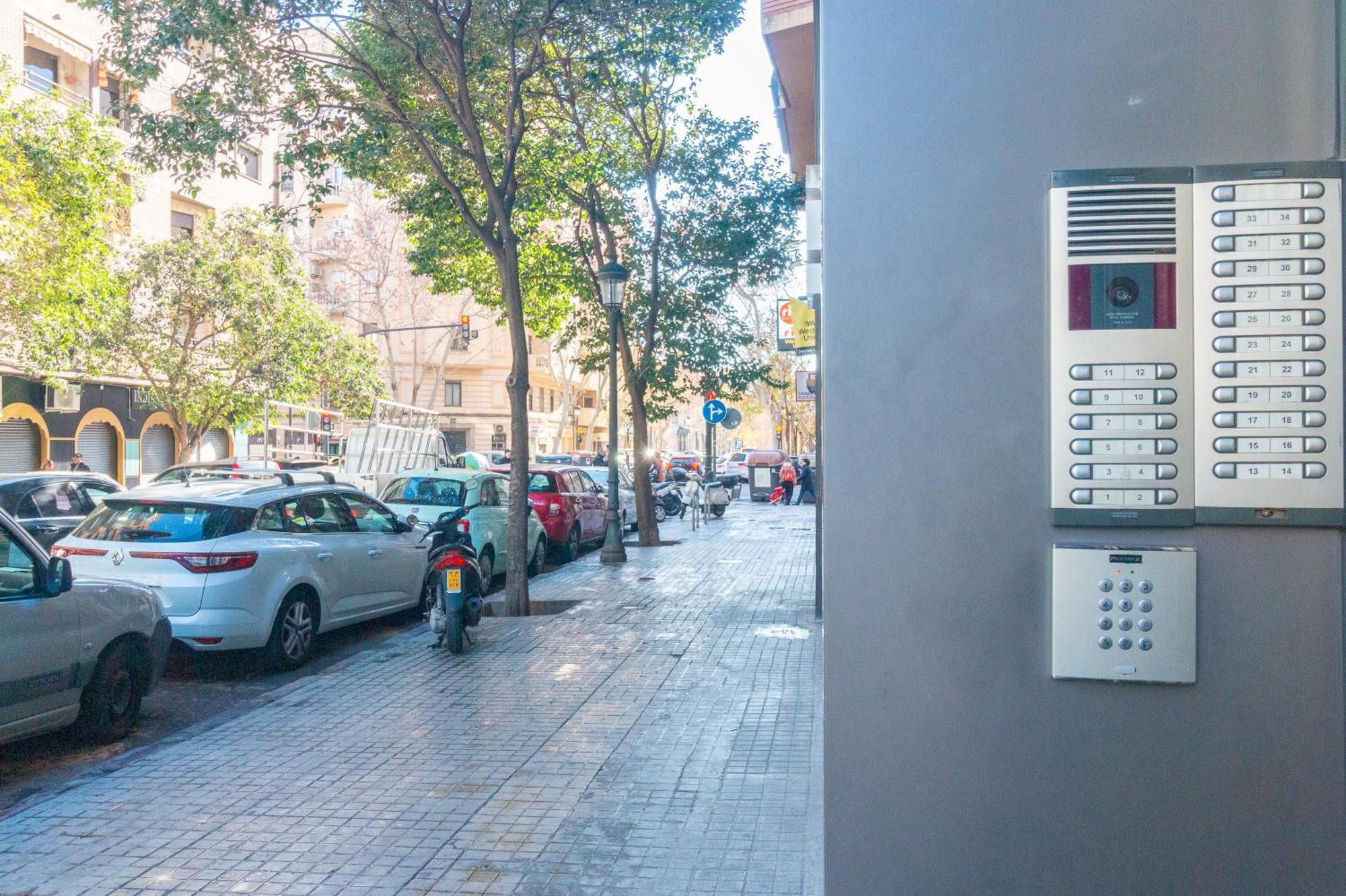Bet Apartments - Abastos Valencia Eksteriør billede